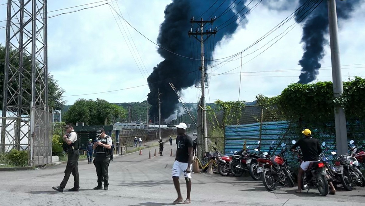 Una enorme columna se humo se elevó sobre la Refinería de Esmeraldas. | AFP