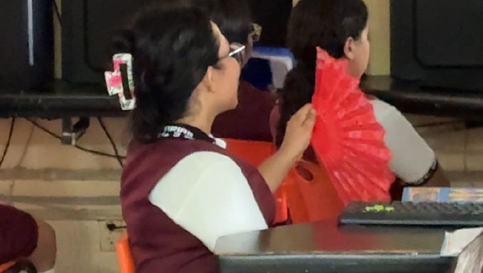 Escuelas de Ciudad Madero y Altamira enfrentan calor con abanicos. (Mario Juárez)