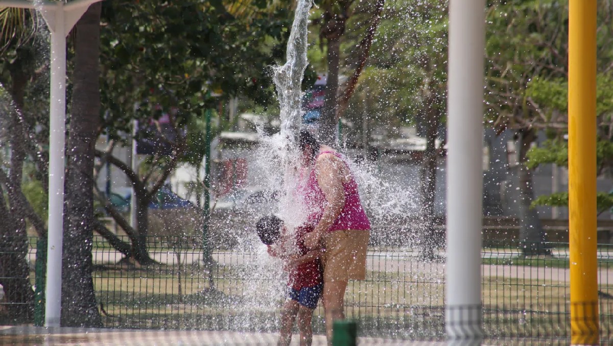 Familias mitigan el calor en fuentes de los pies húmedos en el parque Bicentenario de Ciudad Madero. (Yazmín Sánchez)