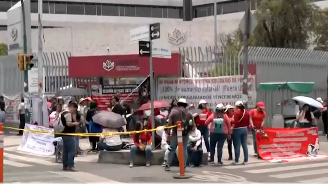 Maestros de la CNTE se manifiestan frente a la Dirección General del ISSSTE en la CdMx