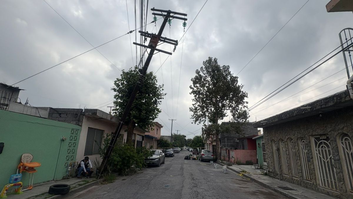 Además del riesgo de daños en viviendas en caso de una caída, existe peligro para los transeúntes | Foto: Pedro Damián