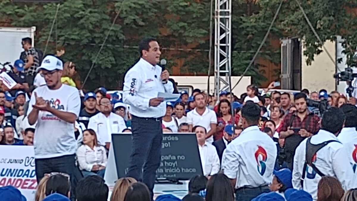 Toño Ochoa cierra campaña en Durango capital. (Especial)