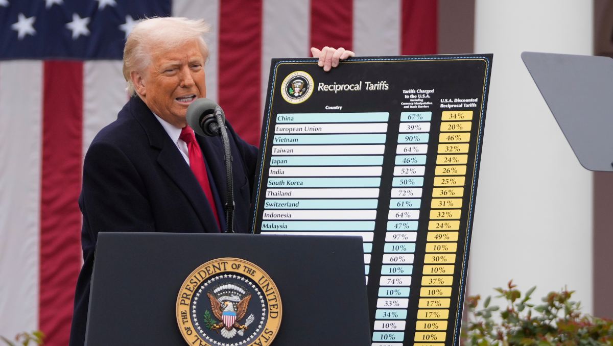 Acusan que el presidente estadunidense ha excedido su uso de autoridad al imponer estos gravámenes. (Foto: AP)