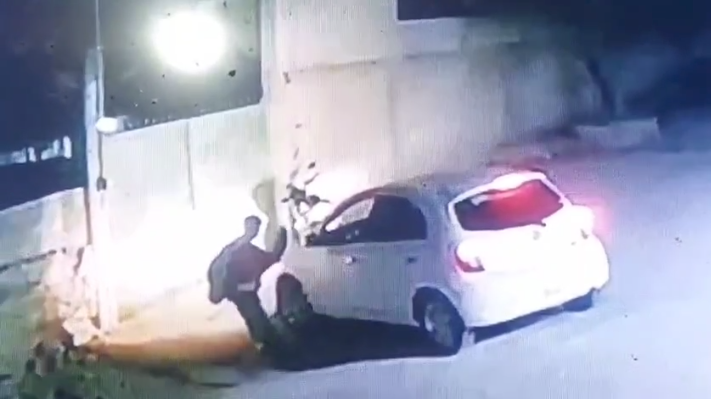 Agresión con piedras fue captada por cámara de seguridad. (Especial)