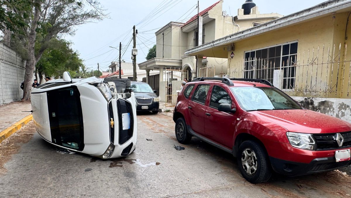 A pesar de la aparatosa volcadura, el conductor resultó ileso. (Mario Juárez)