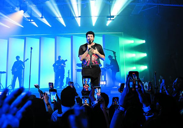 El cantante se mostró muy complaciente con sus seguidores. AMAZON MUSIC