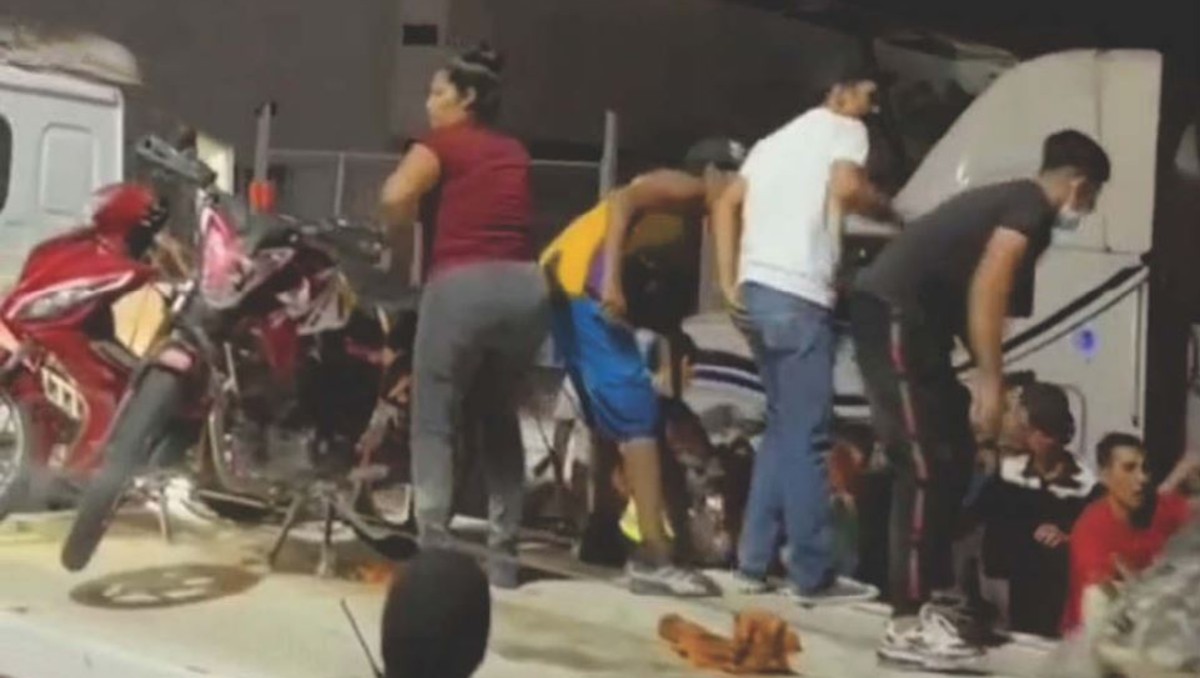 Ciudadanos se subieron a la grúa para desenganchar las motos aseguradas en Tlajomulco (Especial)