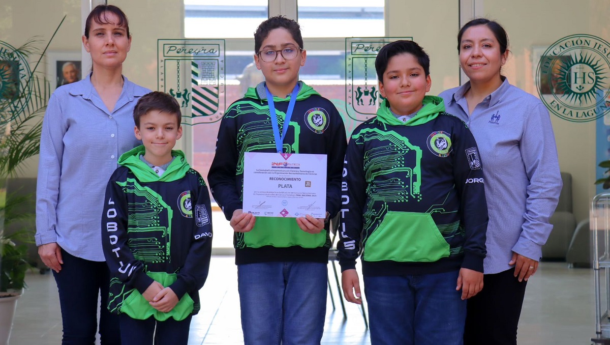 David Olhagaray Cabral, Matías Acosta Arteaga y Jorge Andrés Iparrea de Luna, integrantes del equipo Lobotics Junior. (Claudia Luévano)