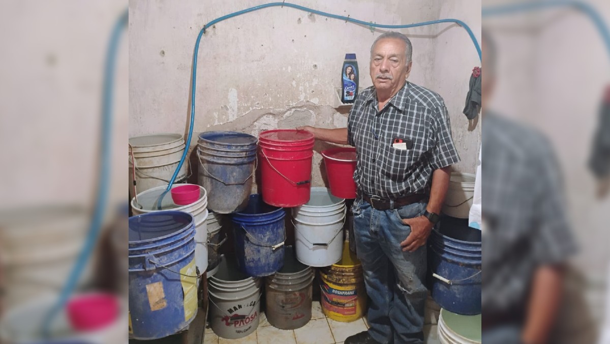 Don Francisco guarda cubetas con agua en su baño ante la escasez en Tlaquepaque (Diana Barajas)