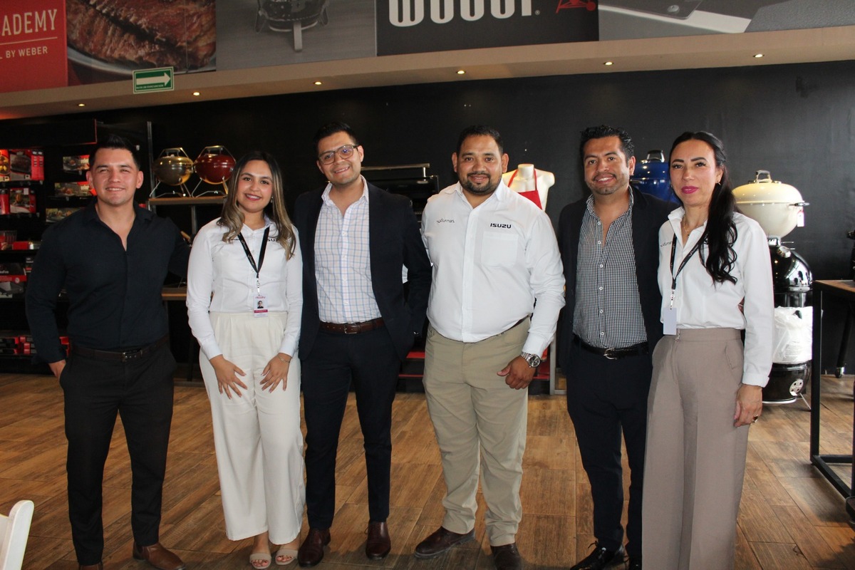 Equipo de Isuzu en Torreón, quienes brindaron atención a los invitados. | Especial