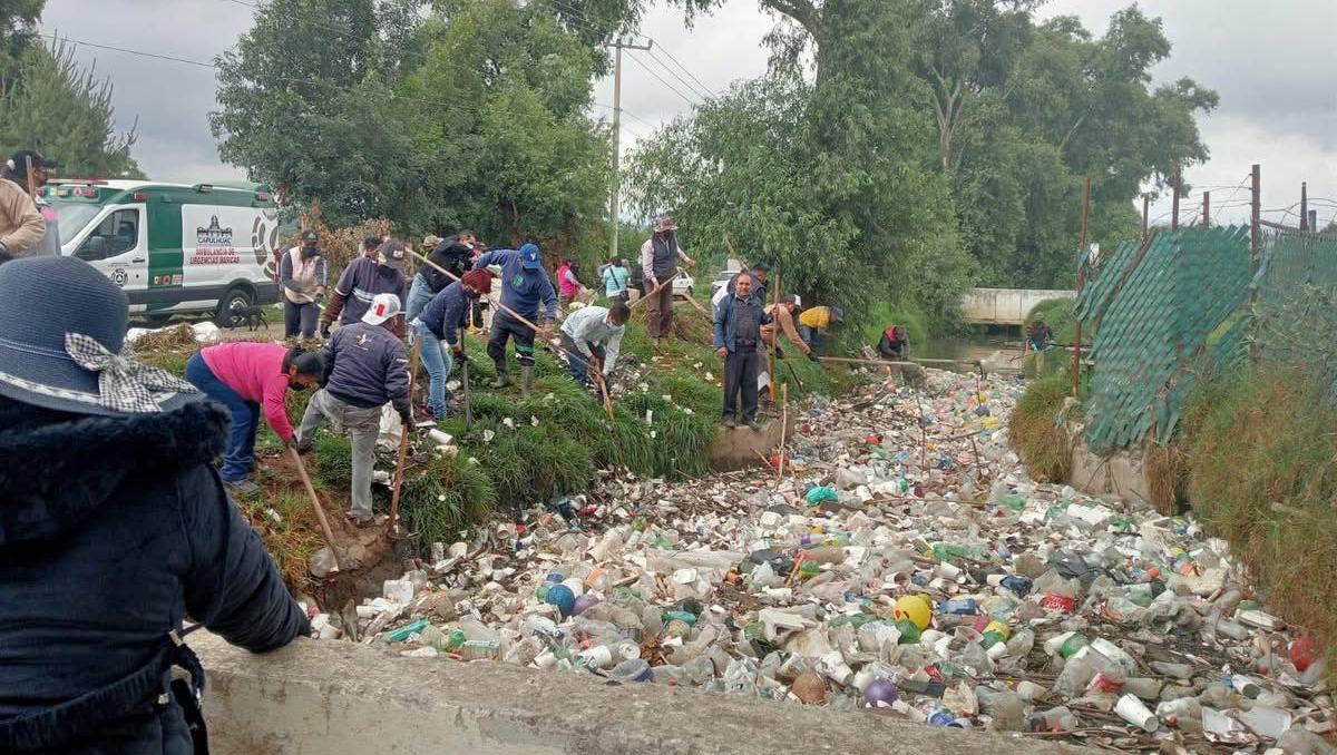 Habitantes de Capulhuac y otras localidades apoyaron en las labores de limpieza del río. Foto: (Especial)