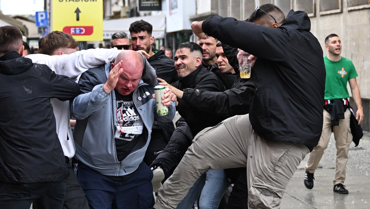 Hinchas del Chelsea y Real Betis se enfrentan previo al arranque de la final de la Conference League (AFP)