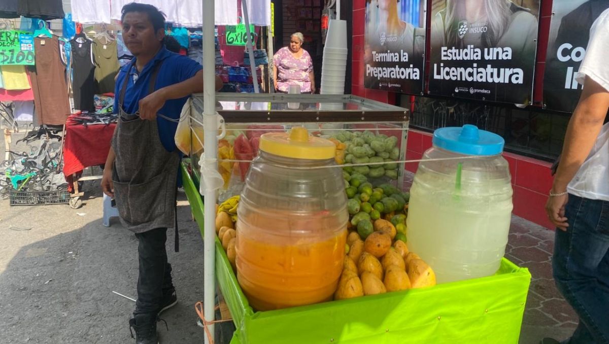 Hugo se sitúa en el Centro de Monterrey esperando que los paseantes degusten sus vasos de fruta | Especial