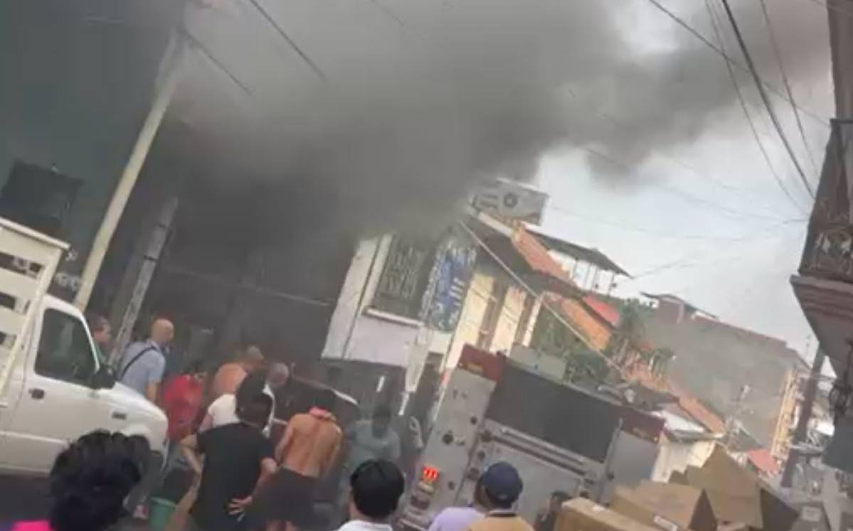 Incendio de bodega de juguetes en Michoacán