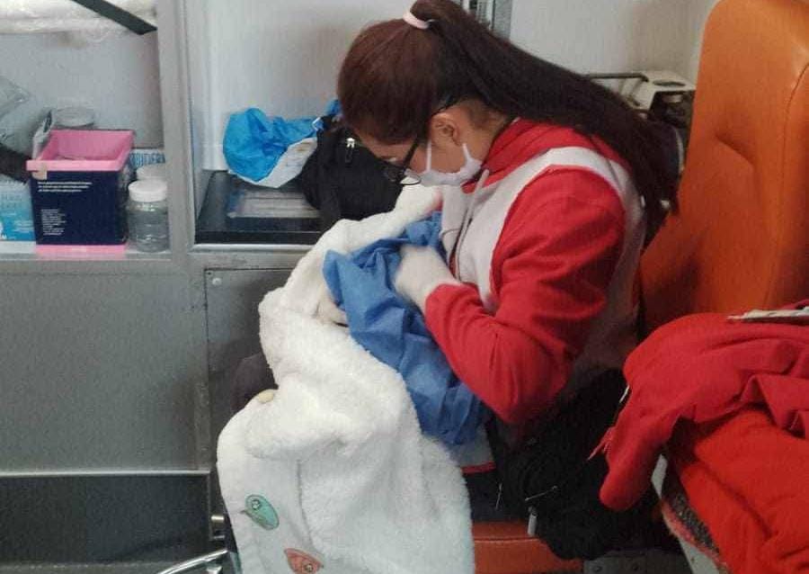 La madre y el bebé fueron trasladados a un hospital. (Cortesía)