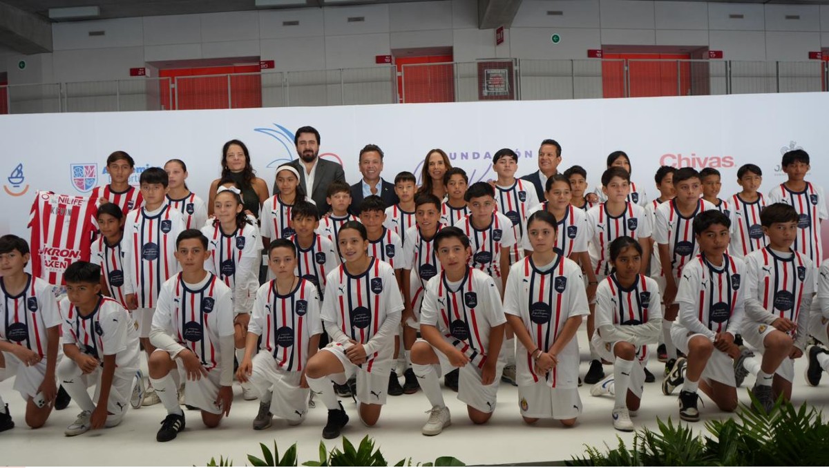 Lemus y Chivas oficializan convenio para abrir academias deportivas en Jalisco. (Cortesía)