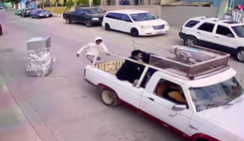 Los sospechosos escaparon en una camioneta con caja.