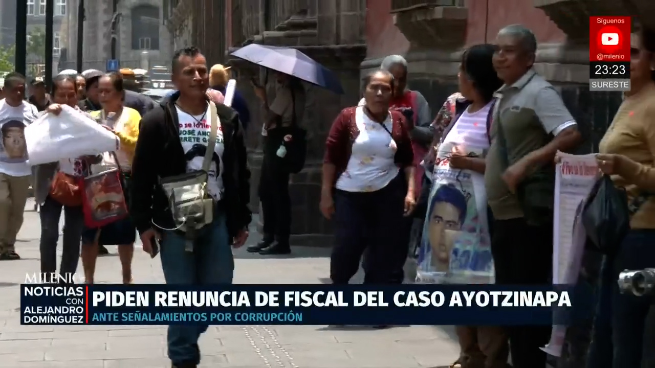 Padres de los 43 exigen a Sheinbaum destituir a fiscal Rosendo Gómez por corrupción