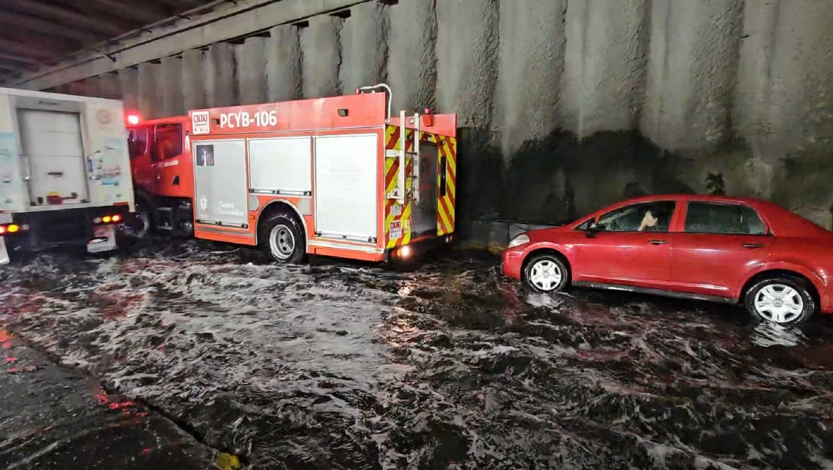 Acumulación de agua en paso a desnivel de avenida Ávila Camacho de Zapopan (Juan Carlos Munguía)
