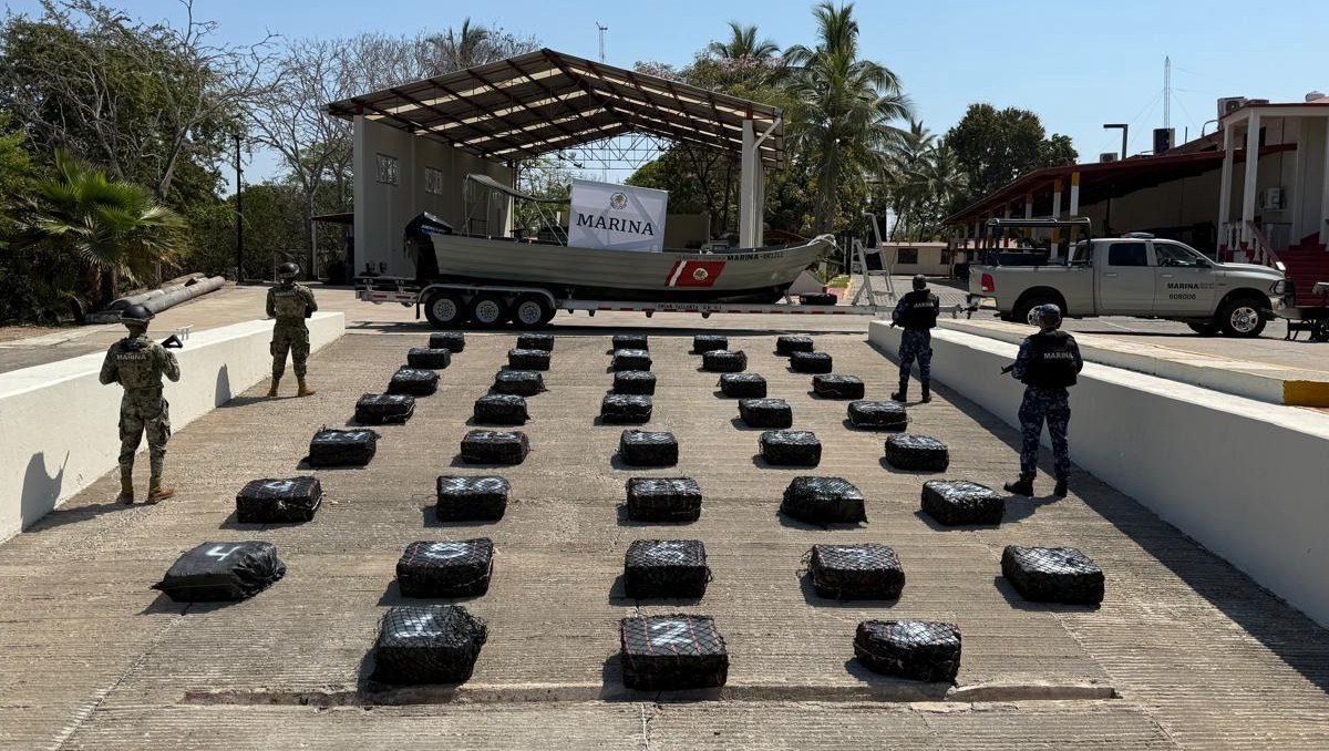 Autoridades federales localizaron varios paquetes con droga en el mar (Cortesía)