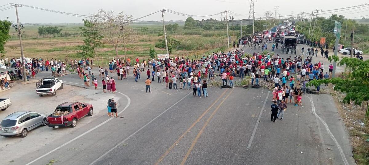 El cierre fue organizado por delegados de varias comunidades afectadas por la falta de agua. | Foto: Especial