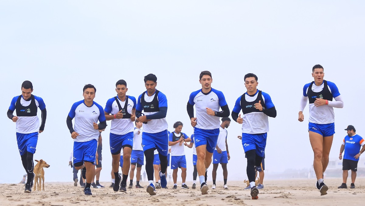 Correcaminos realiza trabajos de acondicionamiento físico en Playa Miramar.