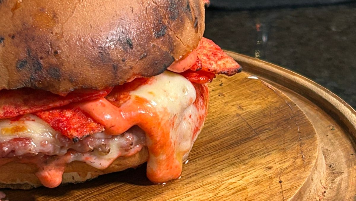 Crean hamburguesa sabor flammin hot en CdMx