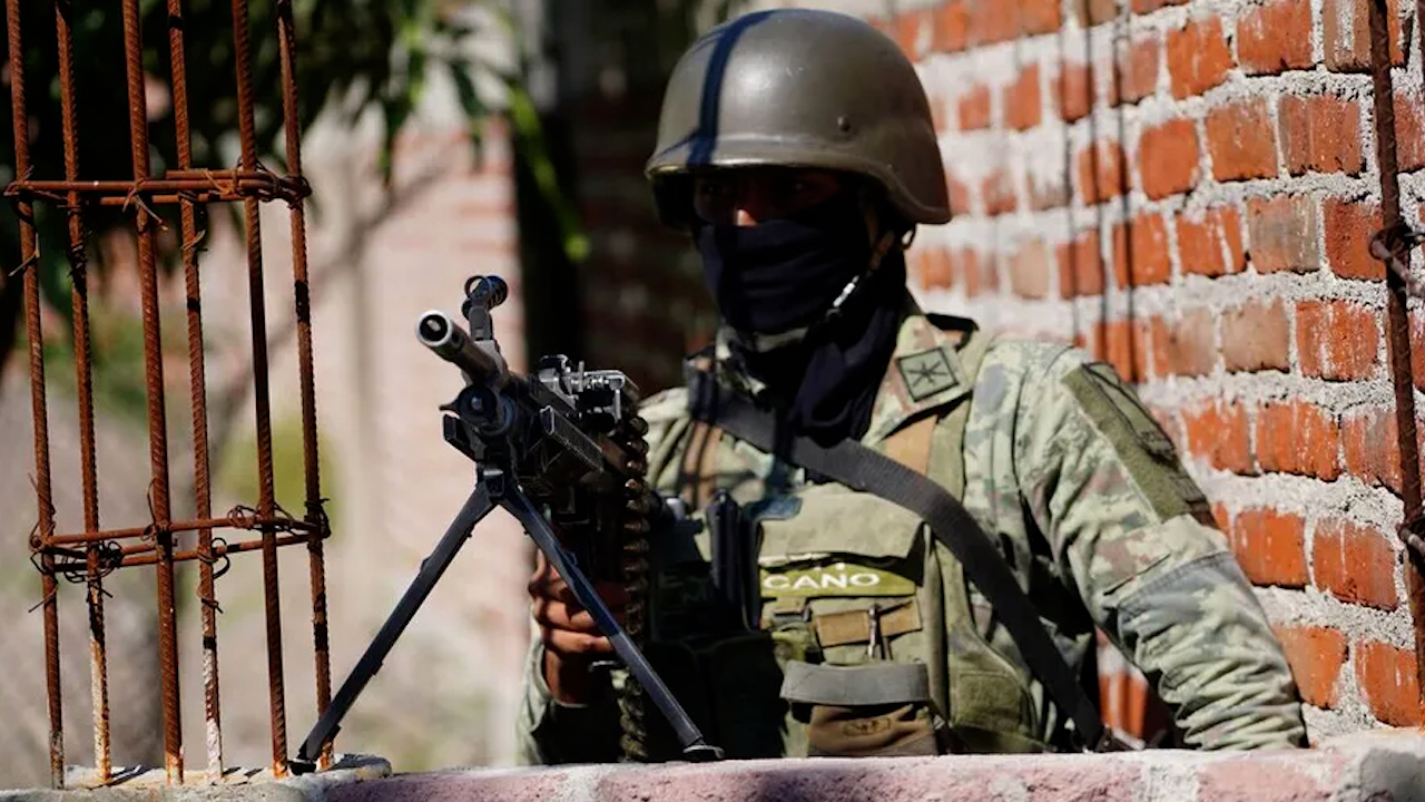 Detienen a dos presuntos miembros del CJNG tras explosión que mató a 6 militares en Michoacán