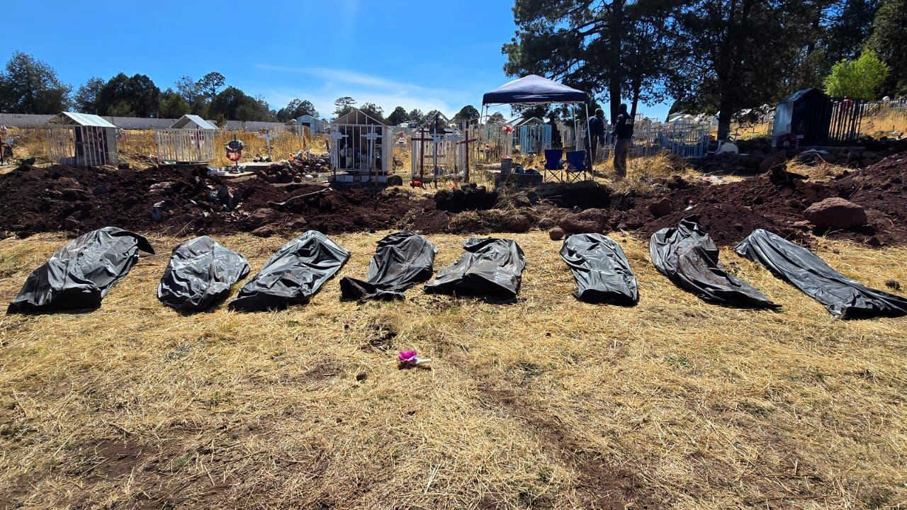 Exhuman 10 cuerpos que fueron enterrados clandestinamente en Chihuahua