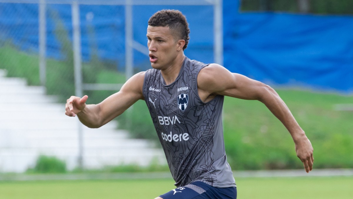 Nelson Deoosa durante el entrenamiento de Rayados (X: @Rayados)