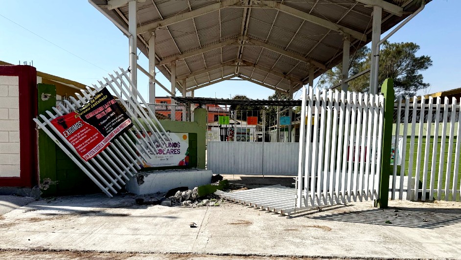 Portón derribado tras impacto en kinder de Ciudad Madero. (Mario Juárez)