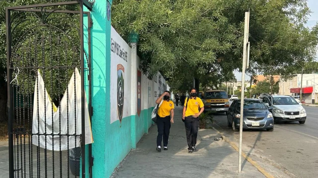 Registran brote de covid-19 en secundaria de Monterrey; implementan uso de cubrebocas obligatorio