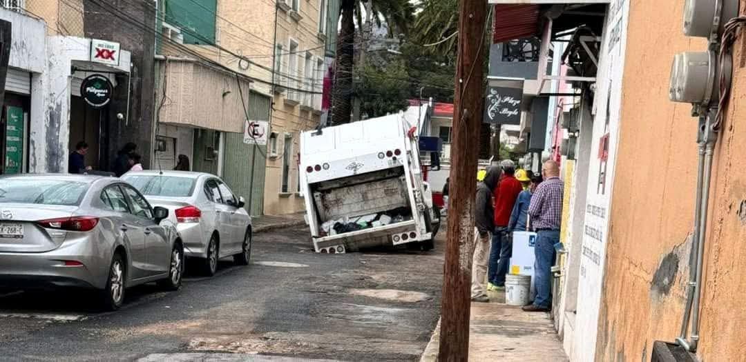 Socavón en la colonia Periodistas de Pachuca atrapó un camión recolector de basura