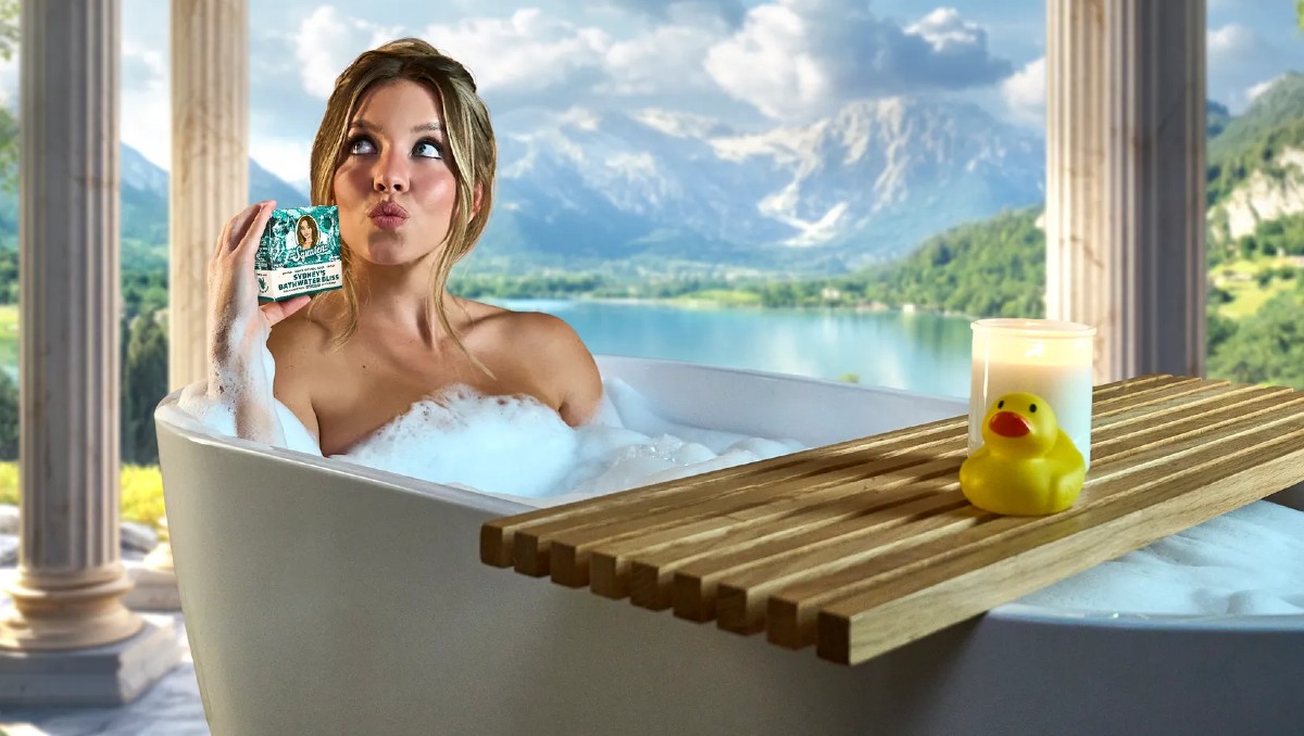 Sydney Sweeney anuncia la venta de agua de su baño usada