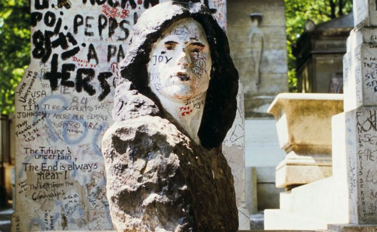 La tumba de Jim Morrison en París, en junio de 1985. (Foto: Laurent Maous)