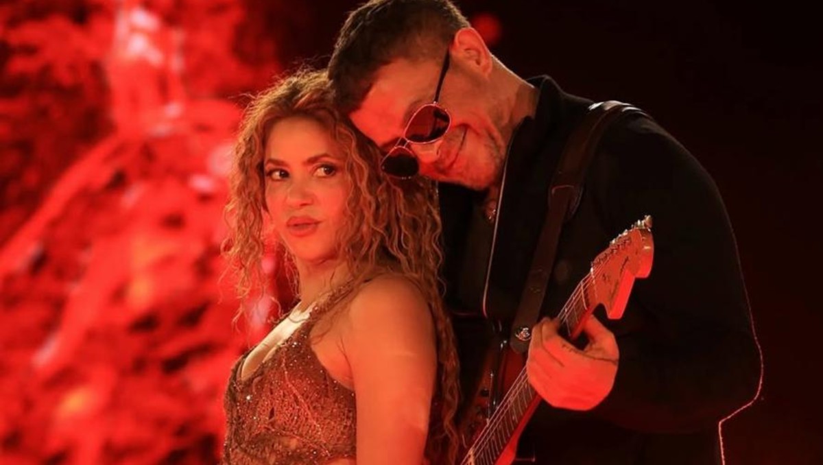 Alejandro Sanz y Shakira derriten al fandom con una escena cargada de ternura en su video musical de 'Bésame'