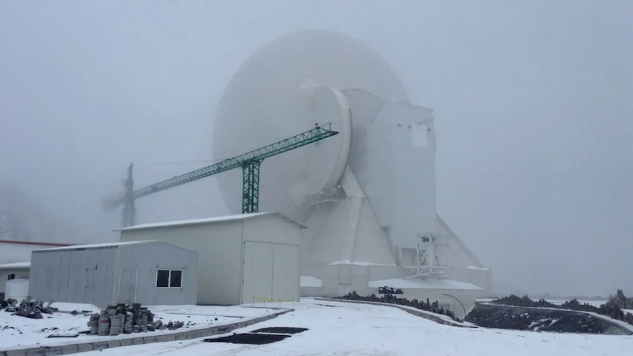 Autoridades federales y estatales de Puebla visitan el Gran Telescopio Milimétrico