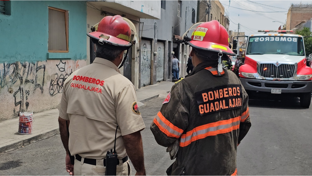 Bomberos de Guadalajara se dieron cita para evacuar a los afectados y sofocar el incendio (Foto: Juan Carlos Munguía)