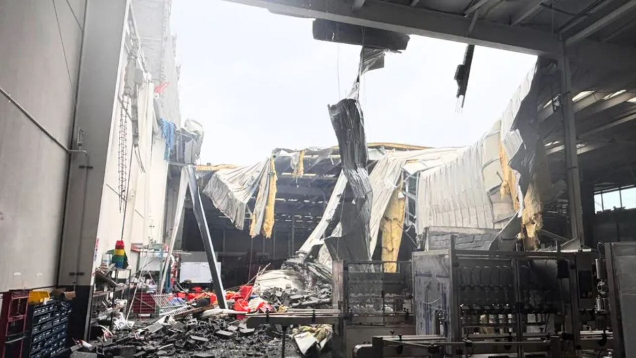 Cae techo de nave industrial en Santa Catarina; desalojan a 90 trabajadores