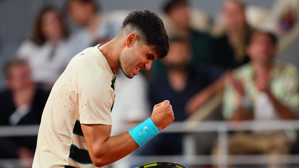 Carlos Alcaraz sufre pero consigue su pase a octavos de Roland Garros (Reuters)