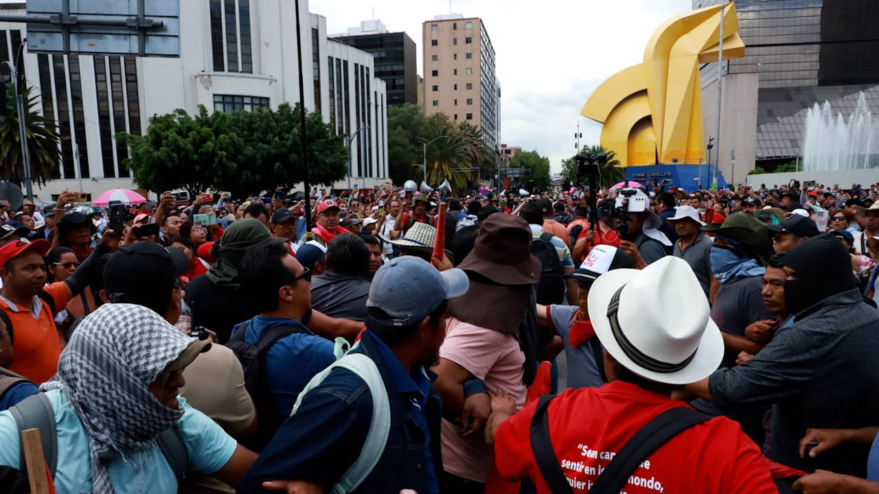 CNTE mantiene bloqueo en Paseo de la Reforma; marcharán hacia el Zócalo