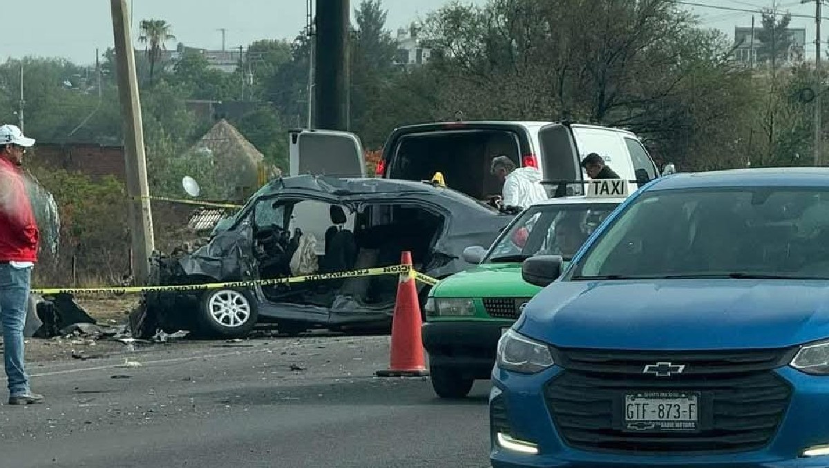 Debido a la fuerza del choque, el automóvil quedó visiblemente destrozado, especialmente del lado del conductor, quien perdió la vida en el sitio.