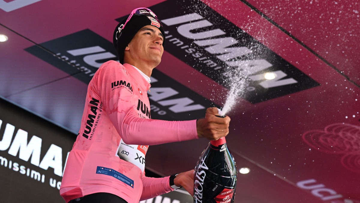 Isaac del Toro sigue líder del Giro de Italia tras la etapa 19 (Reuters)