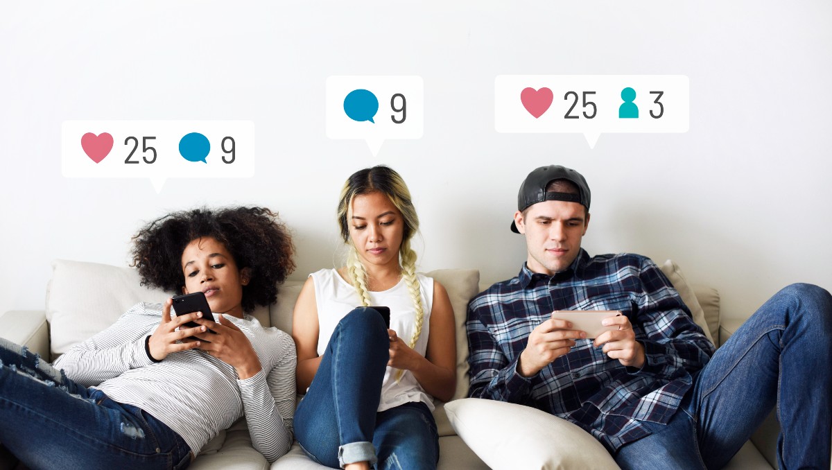 Jóvenes utilizan las redes sociales como el espacio para crear nuevas amistades | Freepik