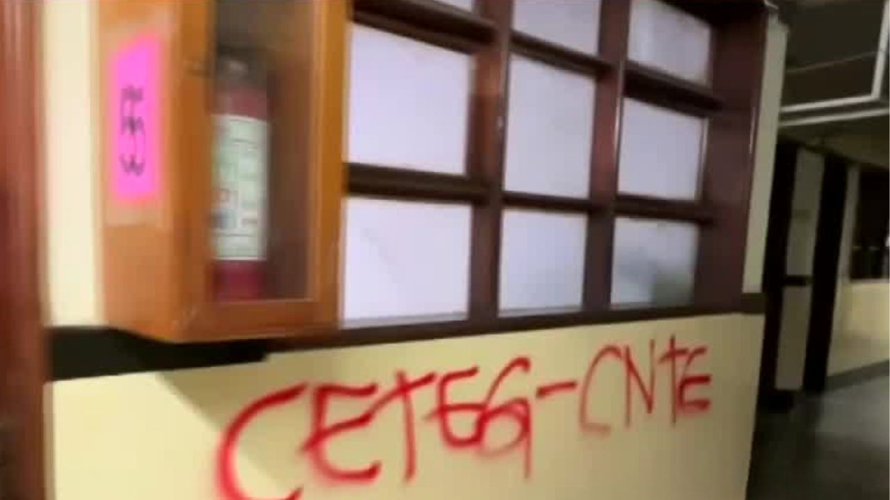Maestros de la CETEG vandalizan oficinas de educación y finanzas en Acapulco