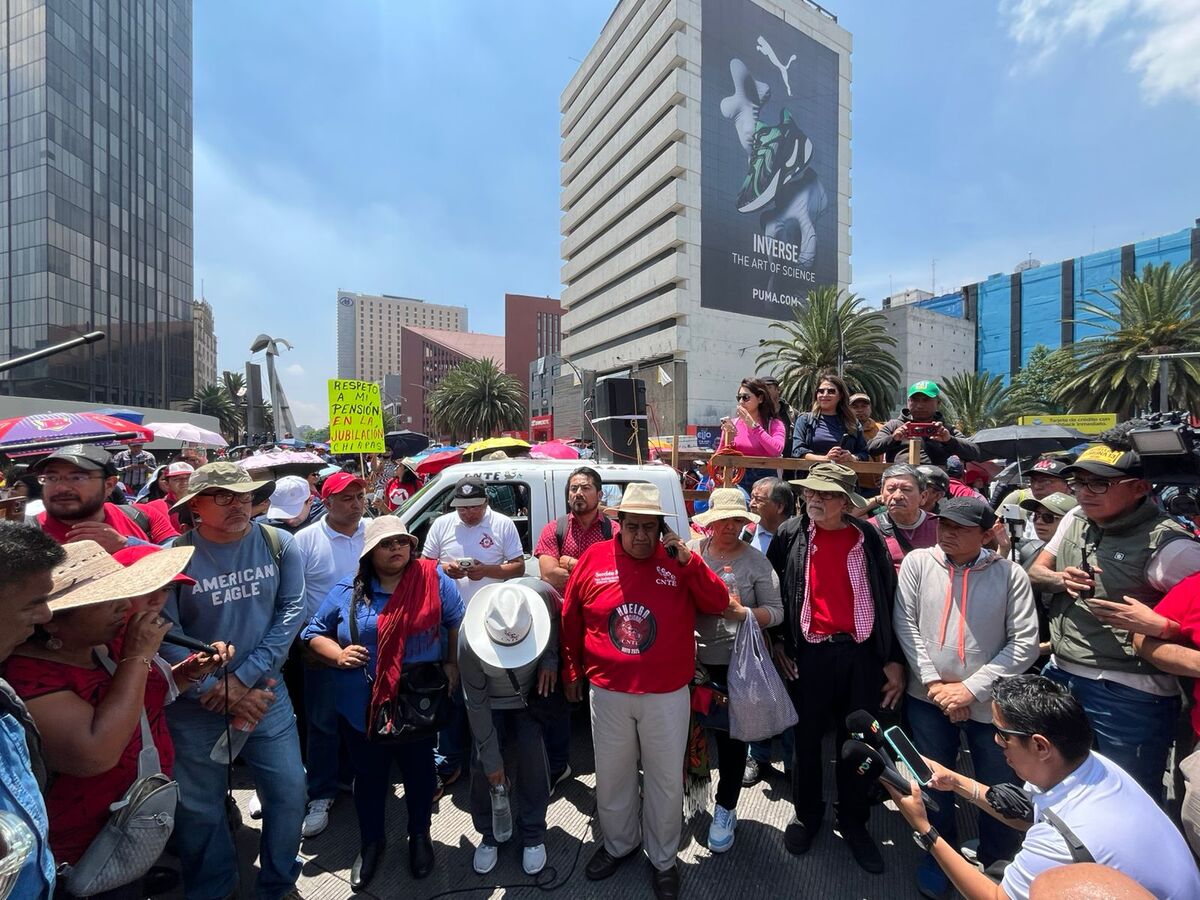 Maestros de la CNTE en la manifestación del "El Caballito". | Foto: Pedro Domínguez