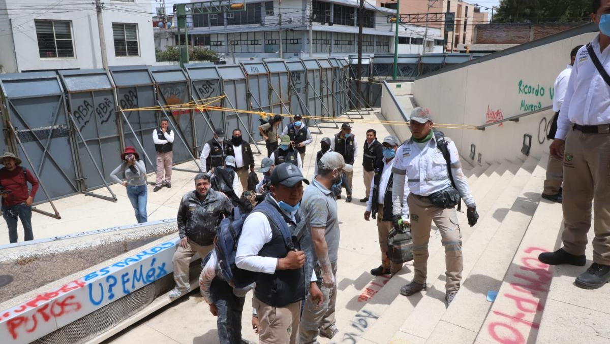 Manifestantes bajaron al estacionamiento y causaron daños en vehículos oficiales de la UAEMéx.| Foto: Iván Carmona