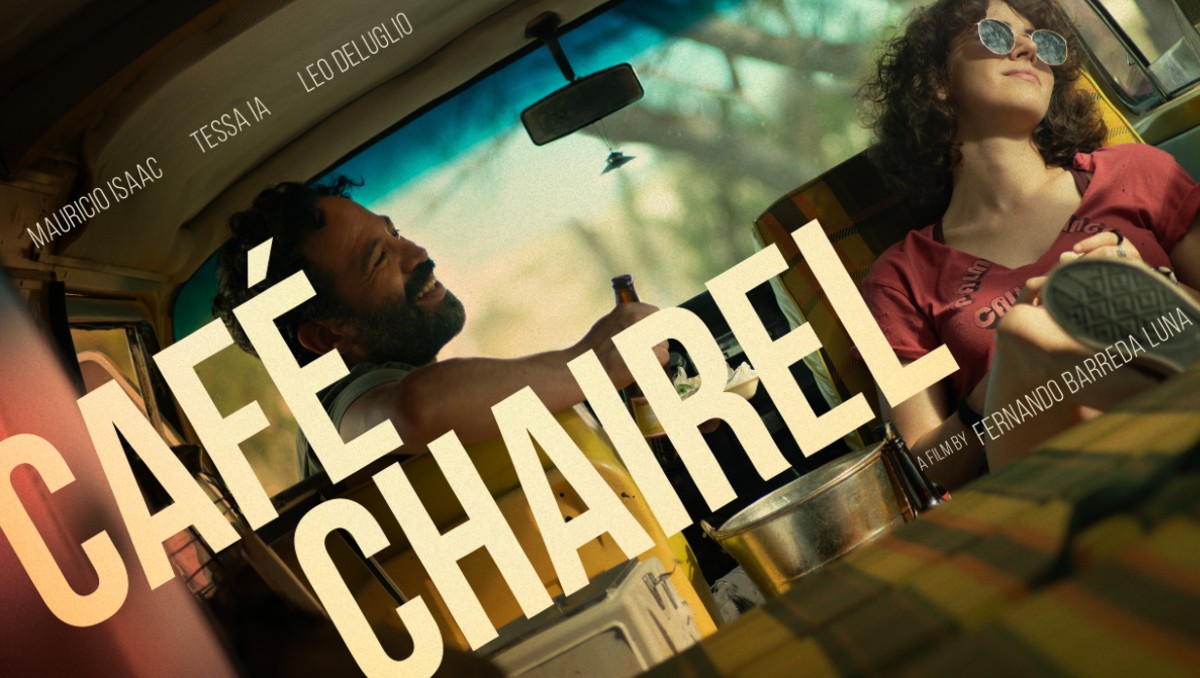Mauricio Isaac, Tessa Ia y Leo Deluglio dan vida a una historia sobre duelo, conexión y esperanza en ‘Café Chairel’. (Cortesía)