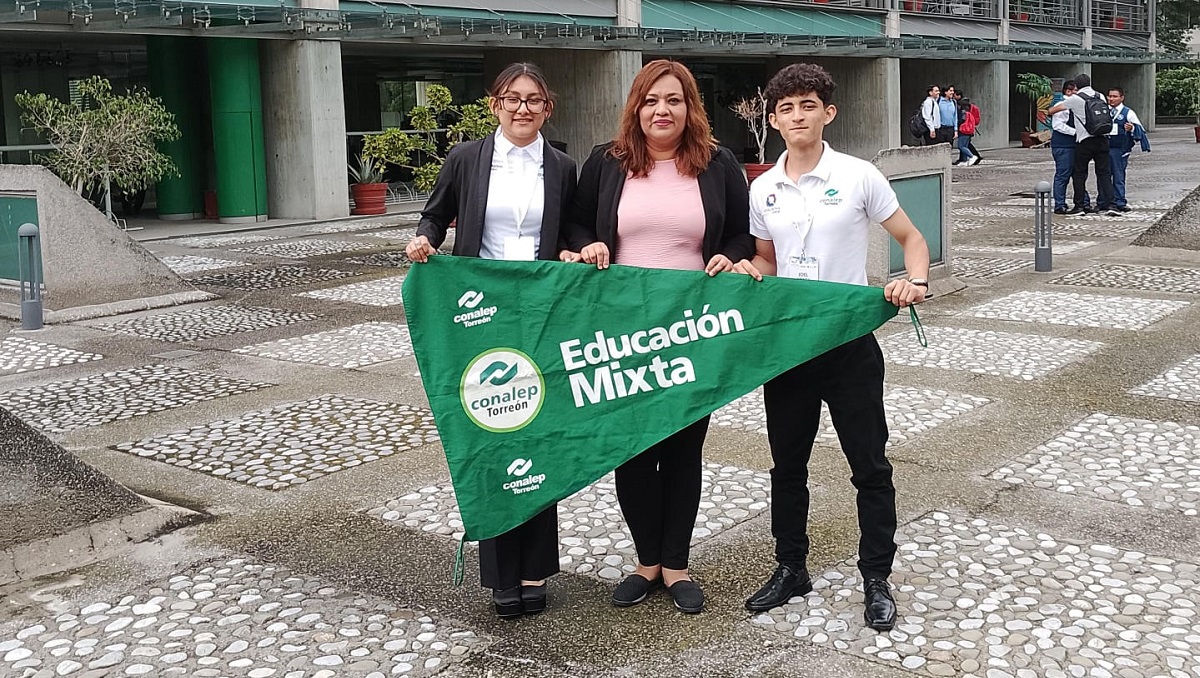 Rebecca Martino Hernández y Joel Andrés Pérez Velázquez, junto a su maestra, Wendy Isabel Aguilera Ontiveros. (cortesía)