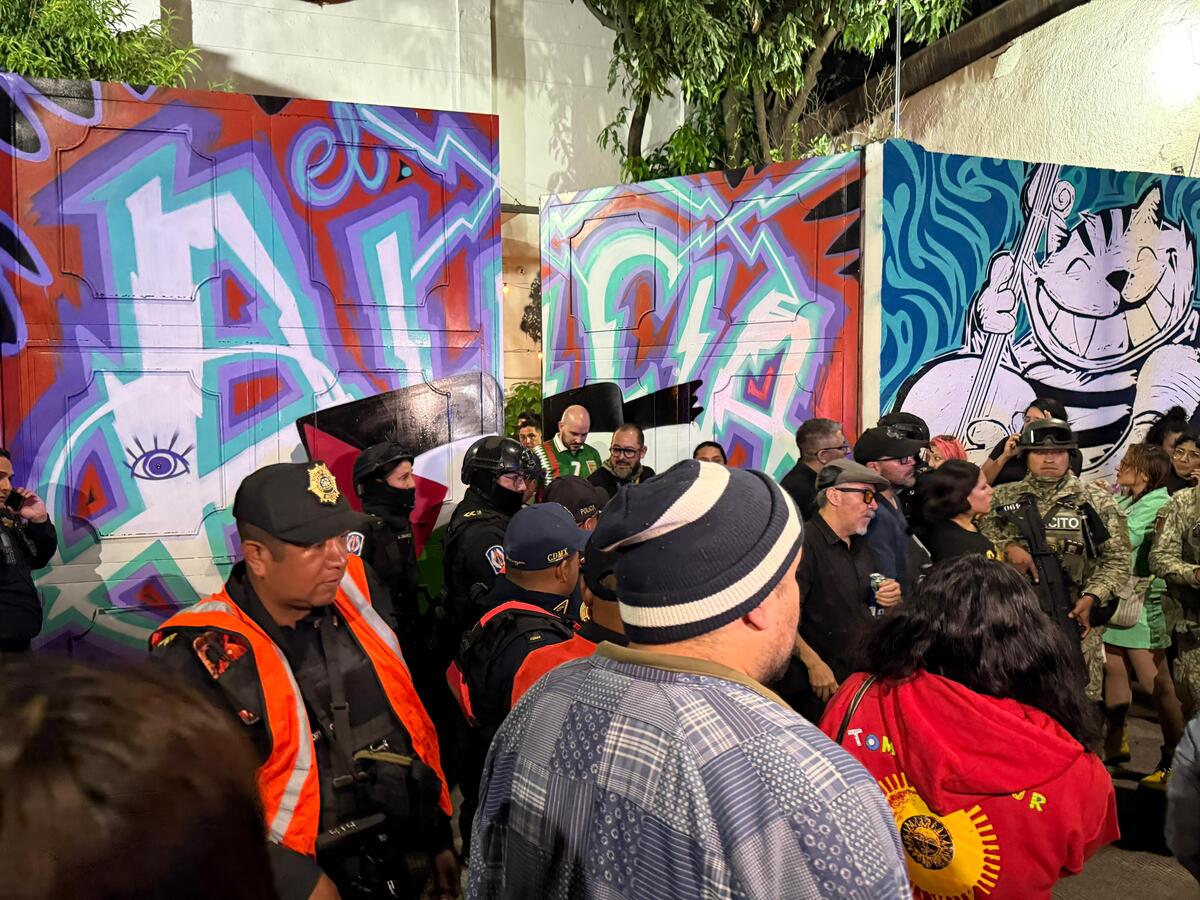 Durante su recorrido, los uniformados detectaron una gran concentración de personas en el exterior del inmueble.